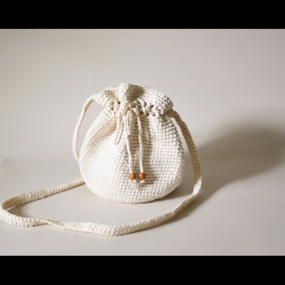 Vintage crochet pouch bag — crossbody body strap